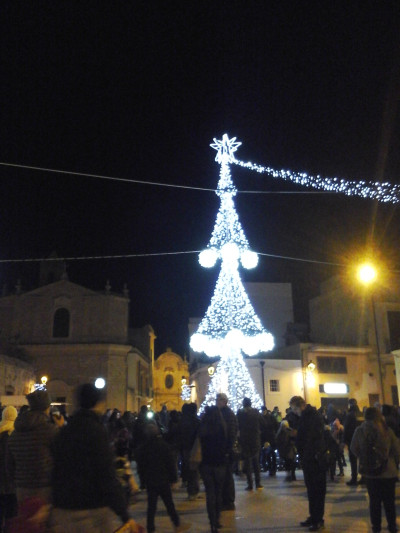 Accese le luci dell’Albero in una gremita Piazza Leo. Inizia il &ldquo...