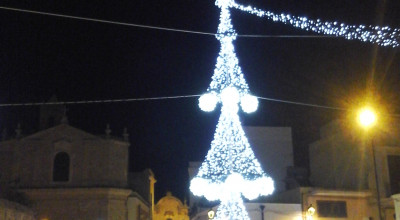Accese le luci dell’Albero  in una gremita Piazza Leo. Inizia il &ldquo...